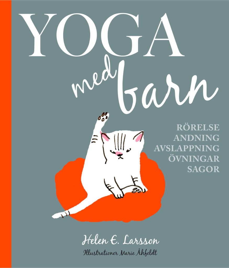 Omslag med en vit katt med rosa nos och öron som sitter på ett rött underlag med ena bakbenet rakt upp. Katten ser sur ut. Bakgrunden är grå.