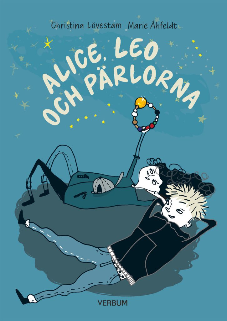 Omslag där två barn, Alice och Leo, ligger på rygg och tittar upp mot en stjärnhimmel. Alice håller armbandet Frälsarkransen i handen och sträcker armen upp mot himlen.